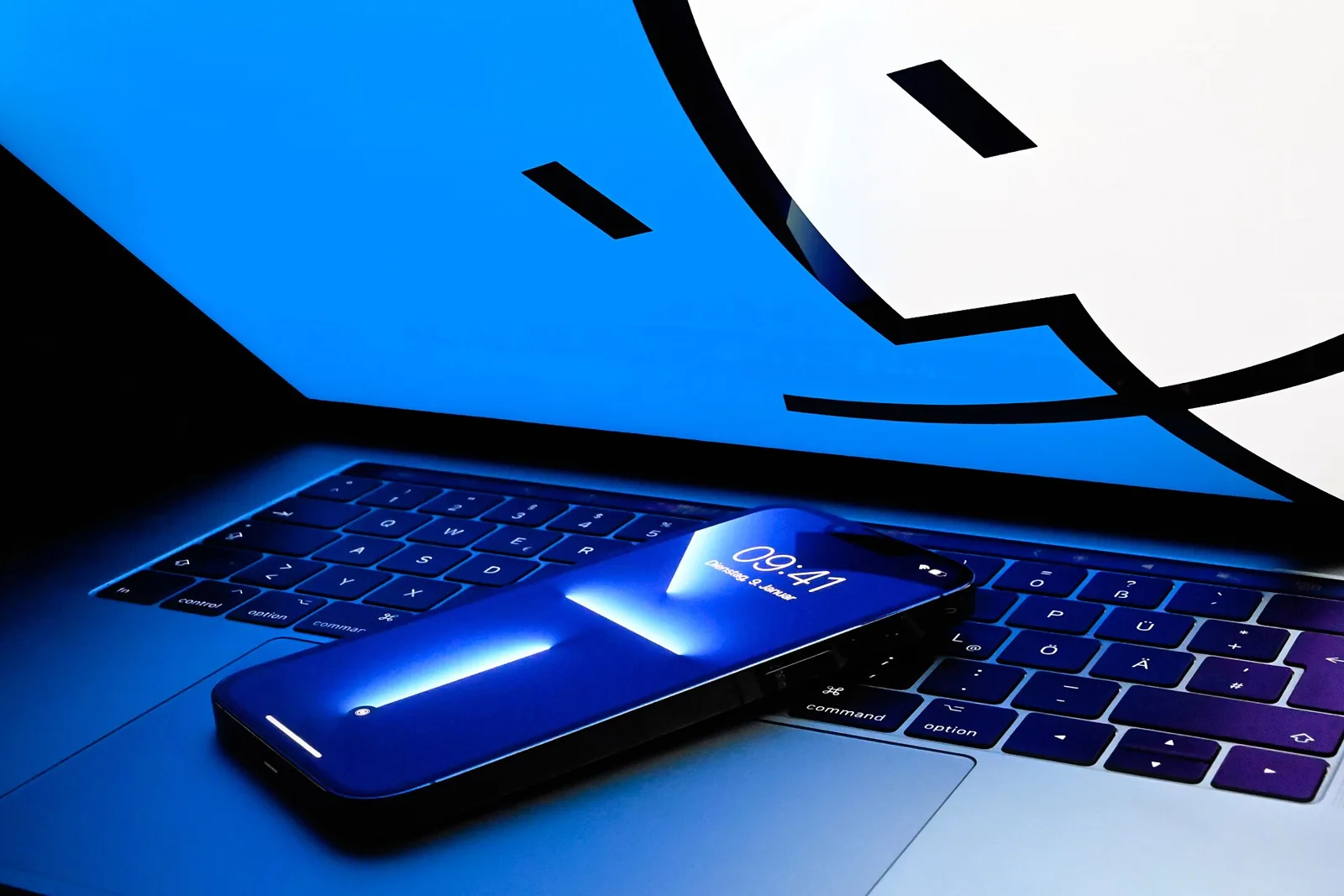 iPhone sobre el teclado de un MacBook.