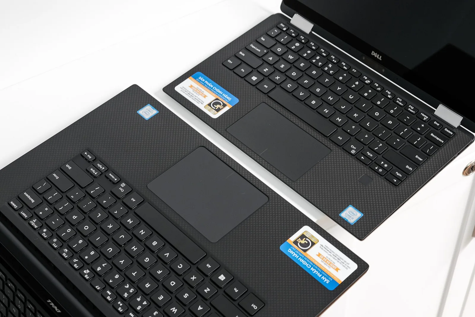 Teclados de dos ordenadores portátiles vistos desde arriba.