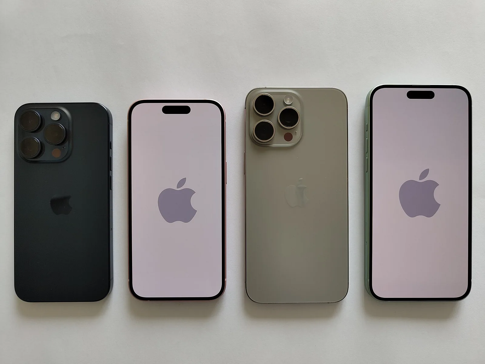 Varios iPhone Pro vistos por delante y por detrás.