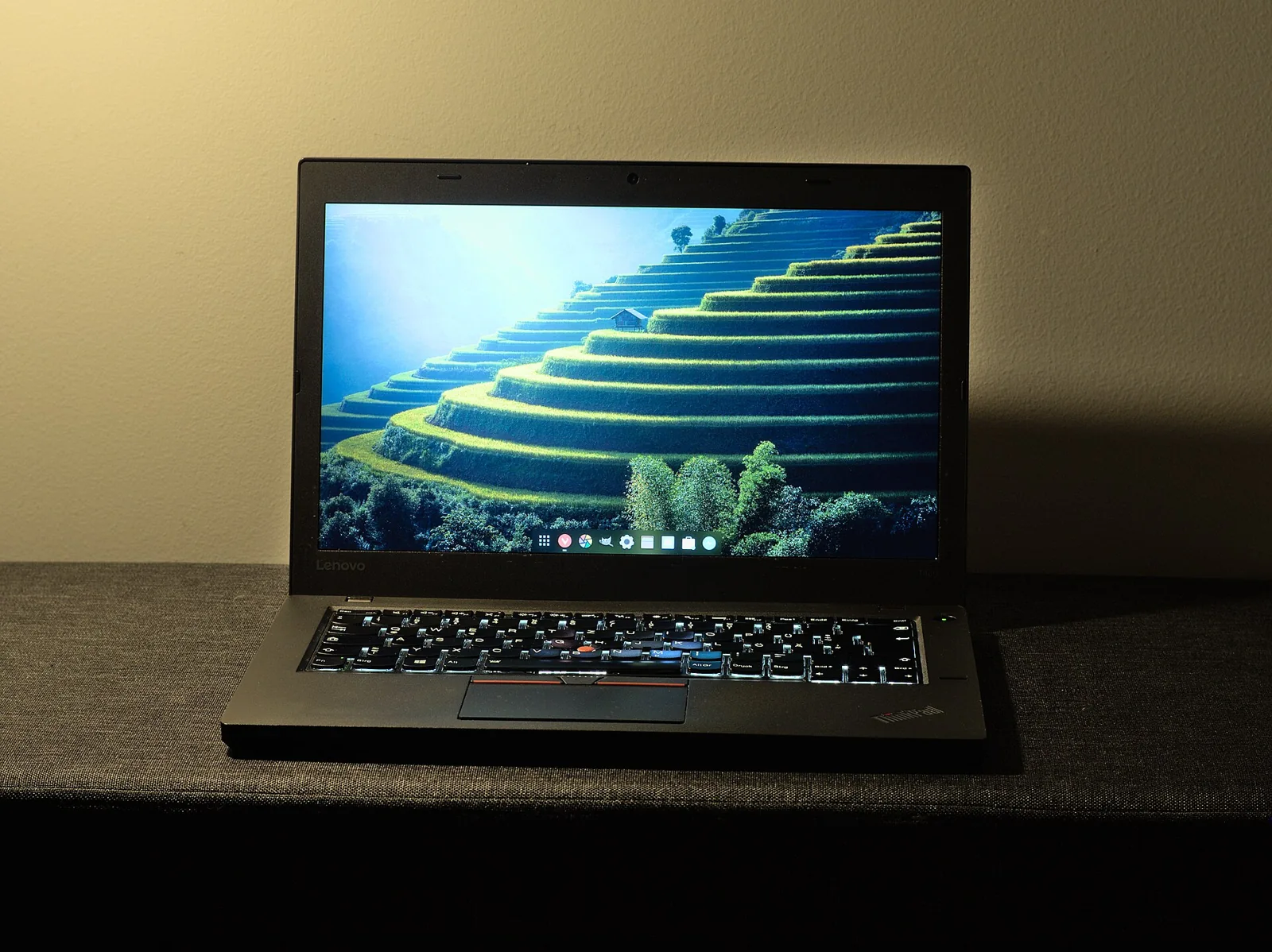 Portátil ThinkPad abierto visto de frente.