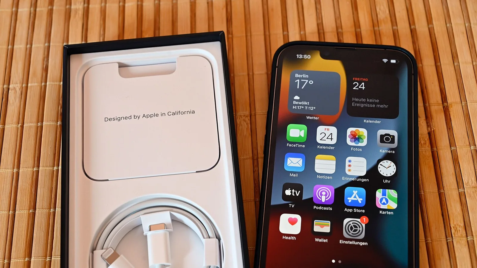 iPhone junto a su caja y cable.