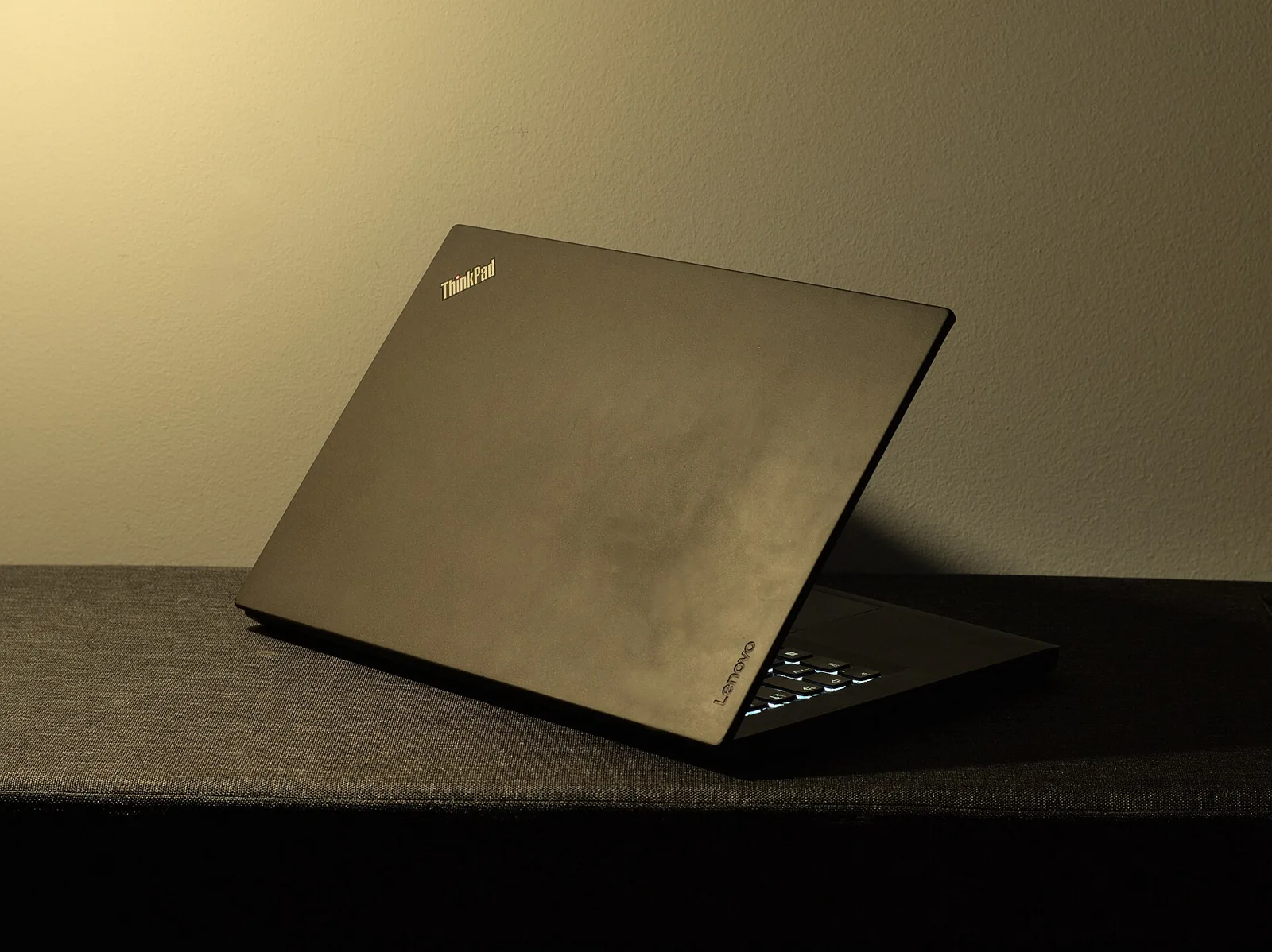 Parte trasera de un portátil ThinkPad entreabierto.