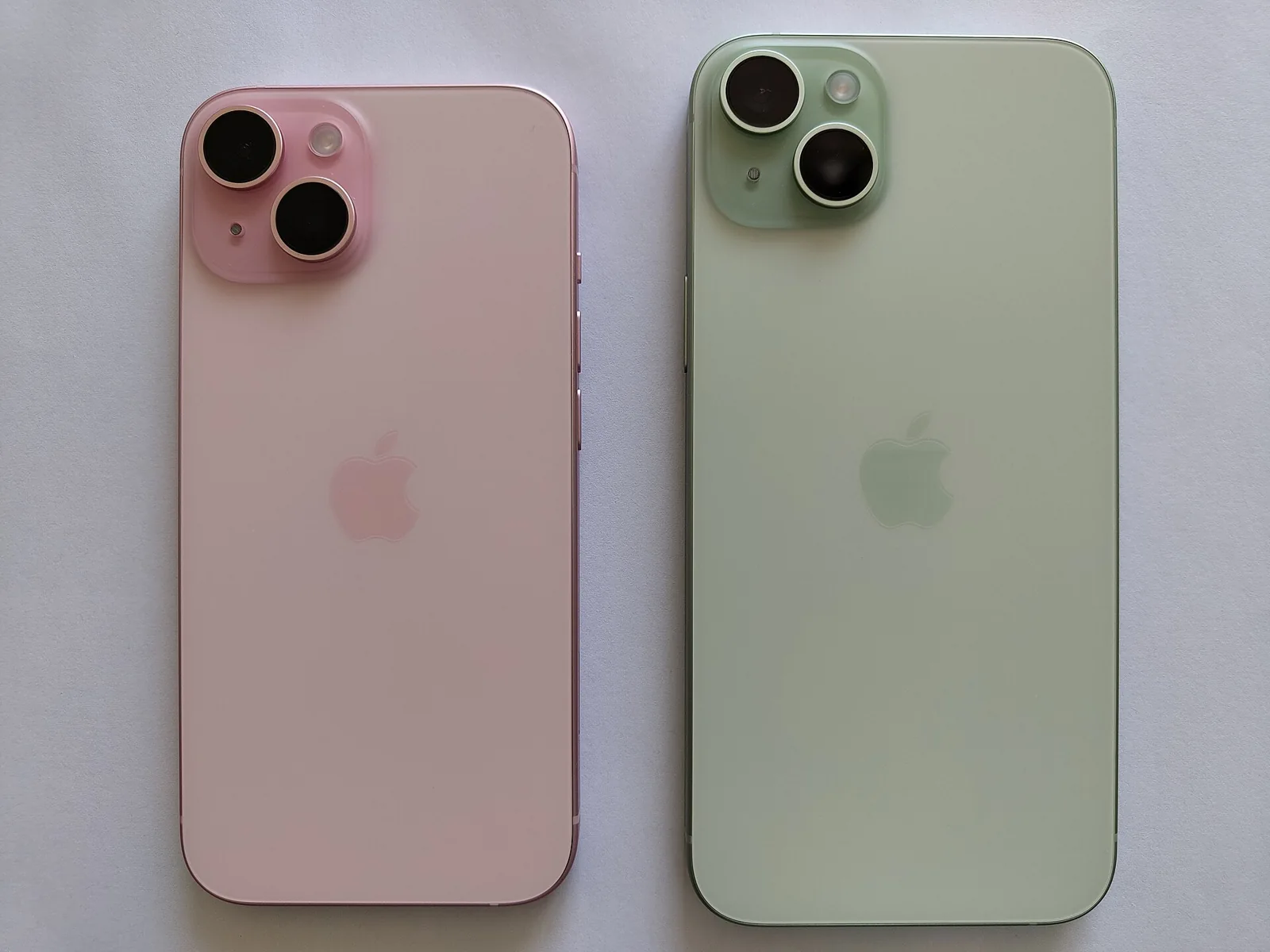 Dos iPhone vistos por detrás.