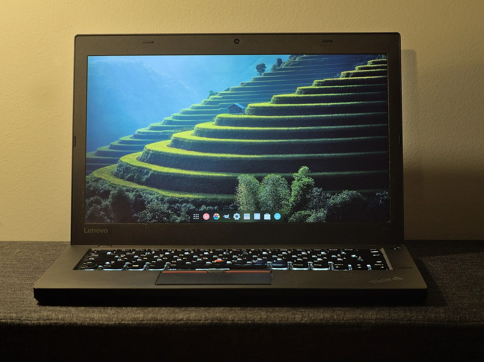 Pantalla y teclado de un portátil ThinkPad sobre una mesa.