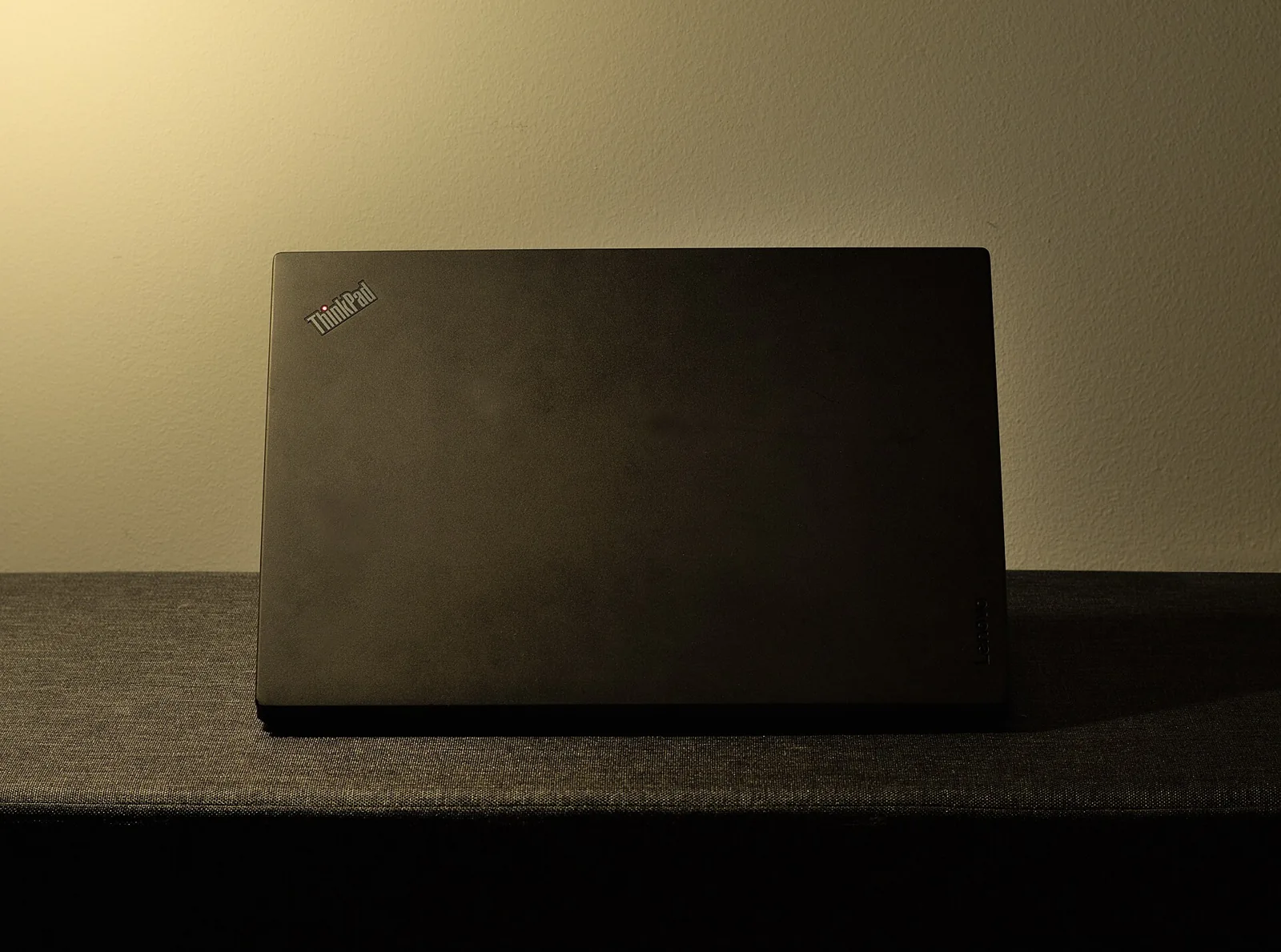 Parte trasera de un portátil ThinkPad.