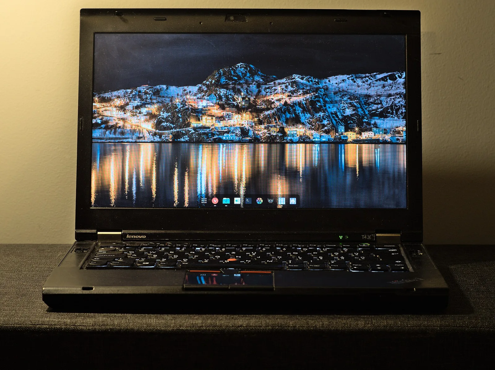 Portátil ThinkPad abierto sobre una mesa.