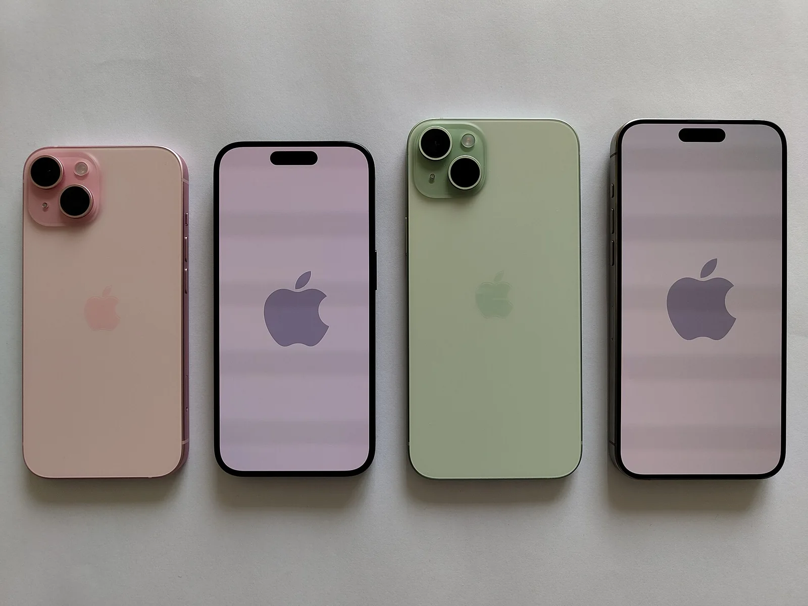 Varios iPhone vistos por delante y por detrás.