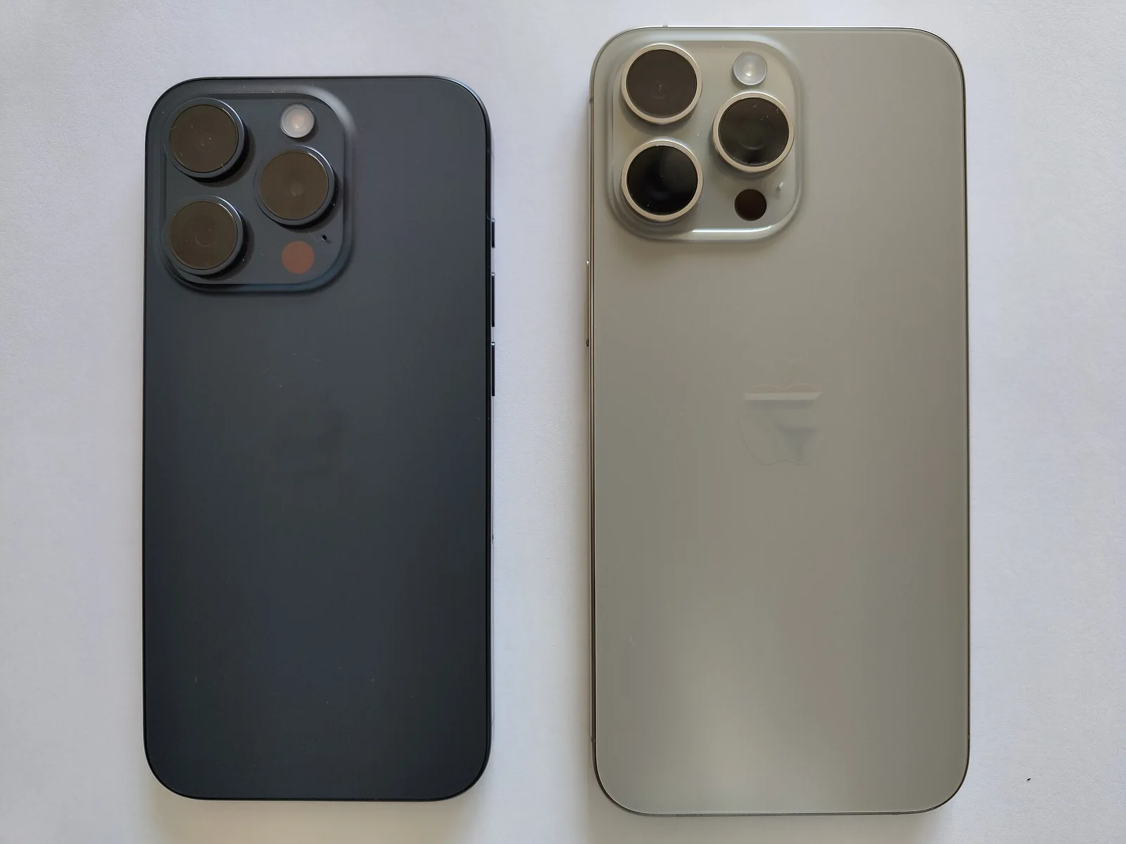 Dos iPhone Pro vistos por detrás.