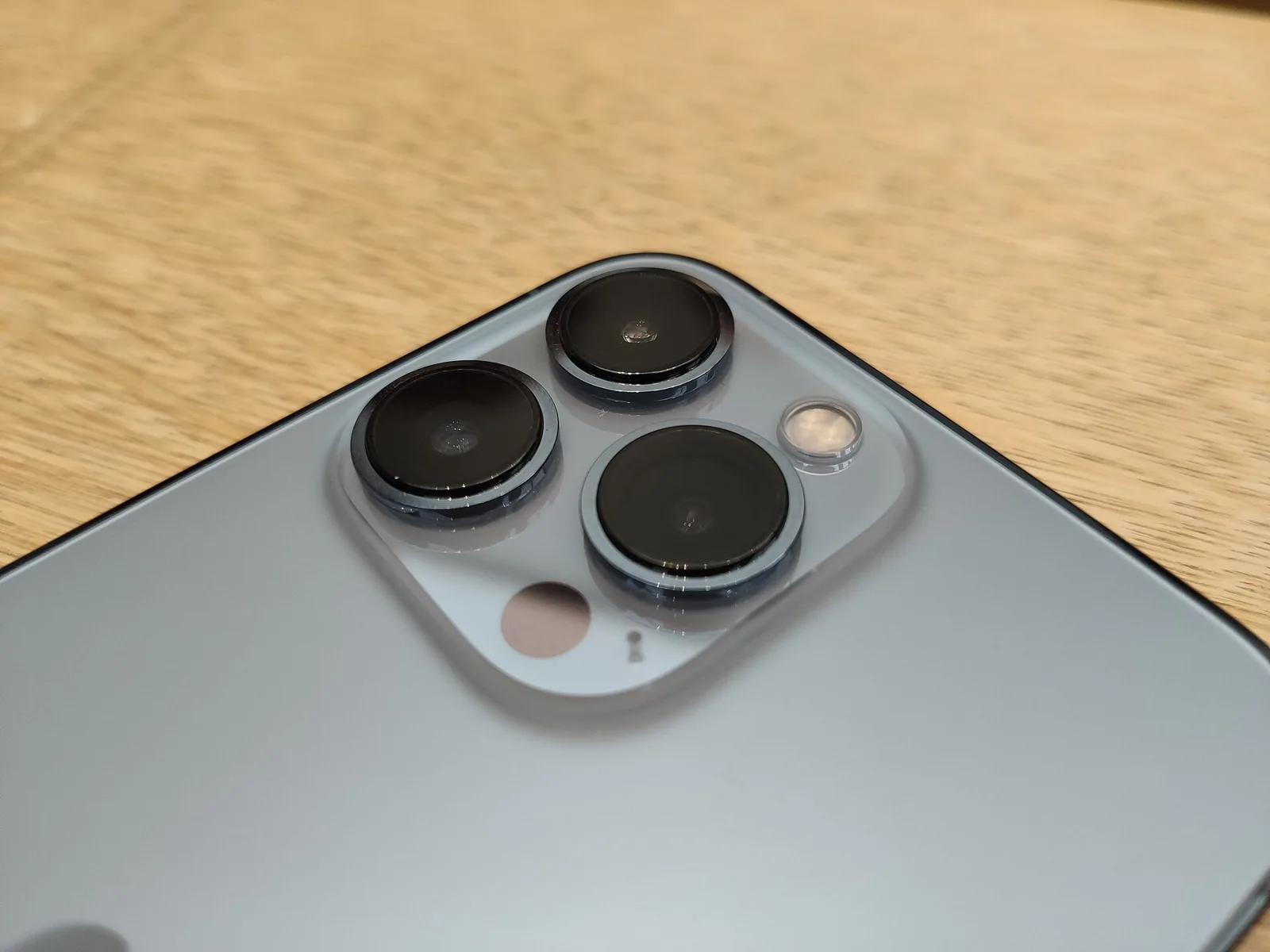 Detalle de las cámaras traseras de un iPhone.