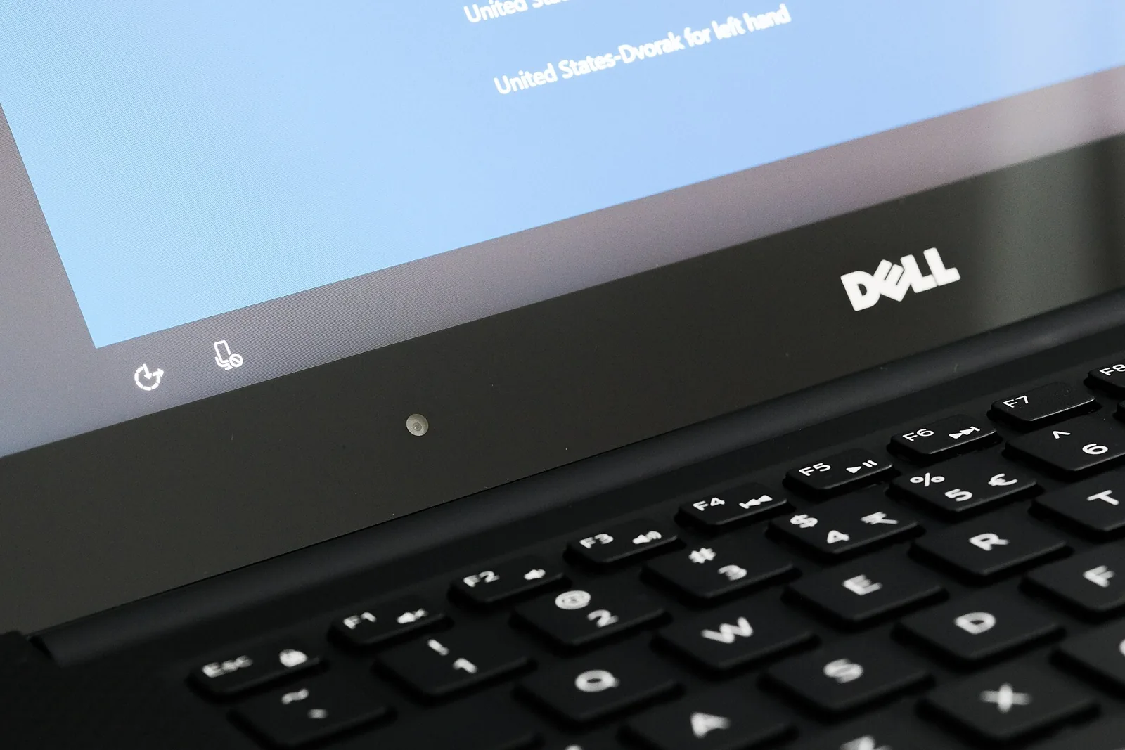 Detalle de pantalla y teclado de un portátil Dell.