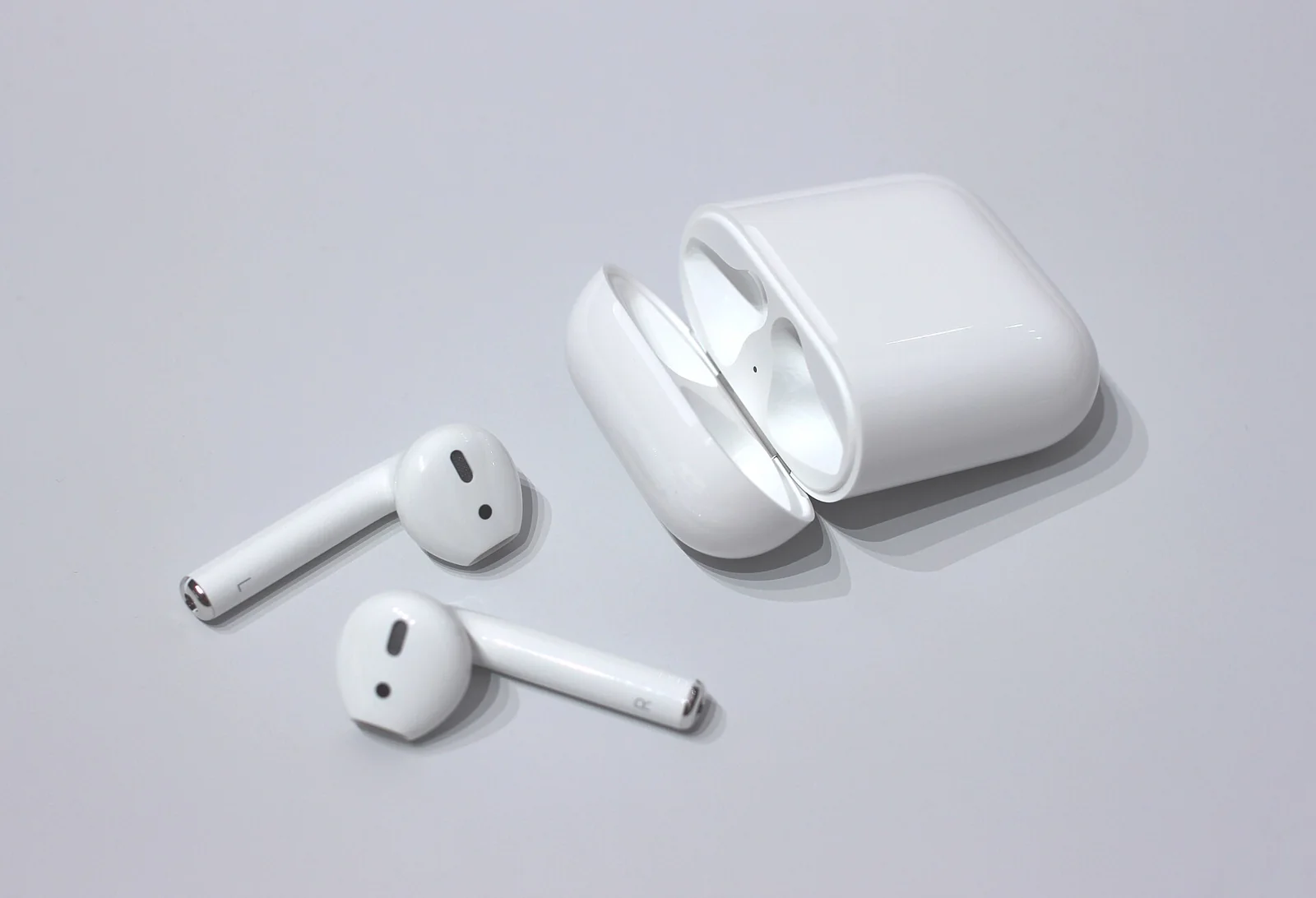 Auriculares inalámbricos AirPods con su estuche.