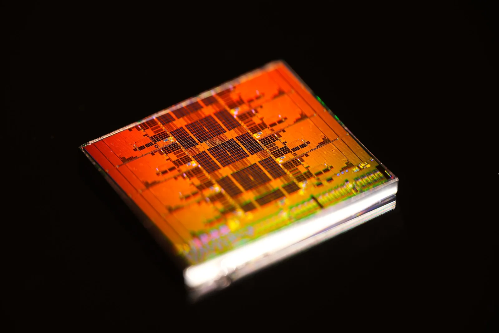 Detalle de un chip de silicio de un procesador AMD Ryzen 5 9600X.