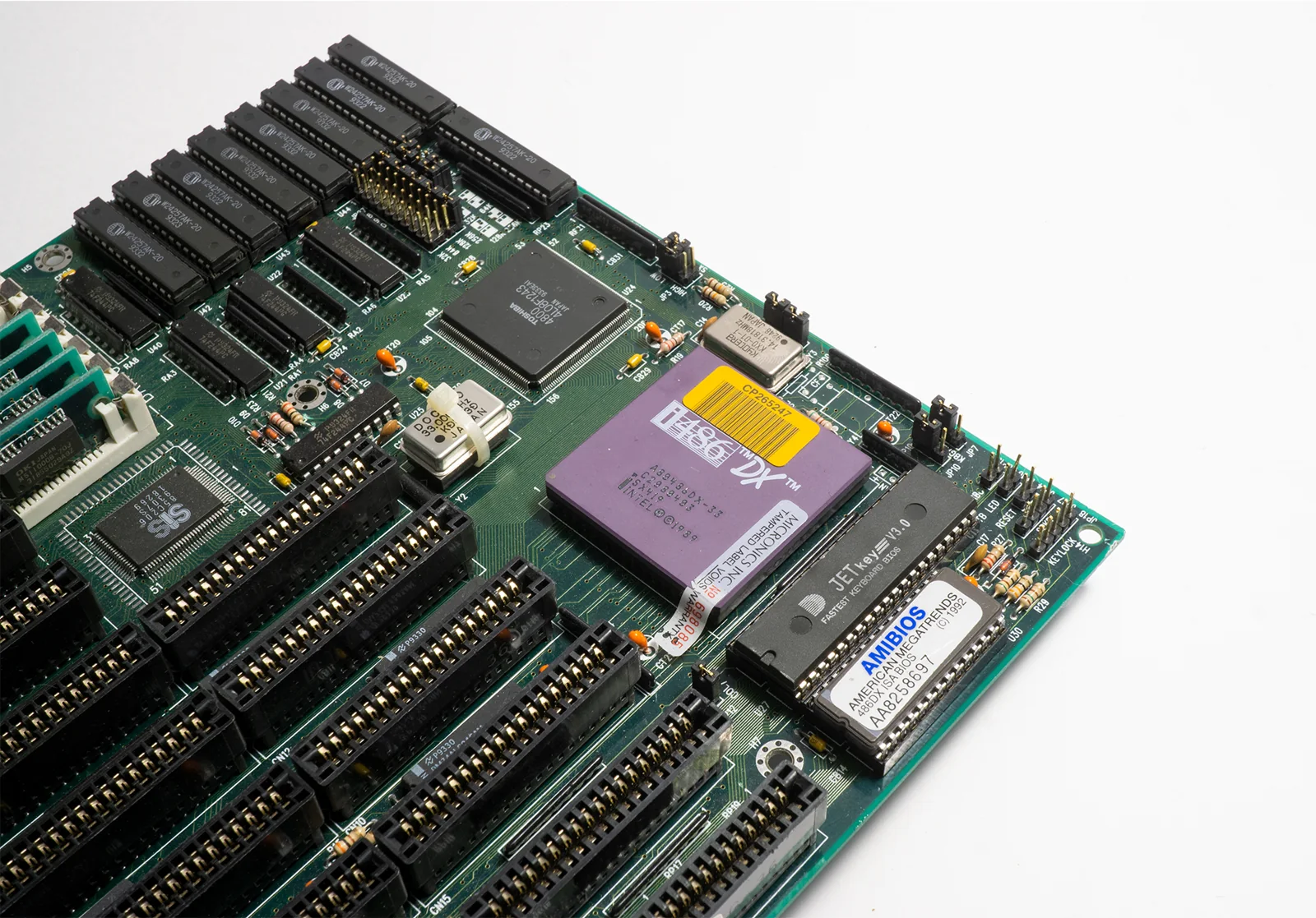 Procesador Intel 486 DX de 33 MHz.