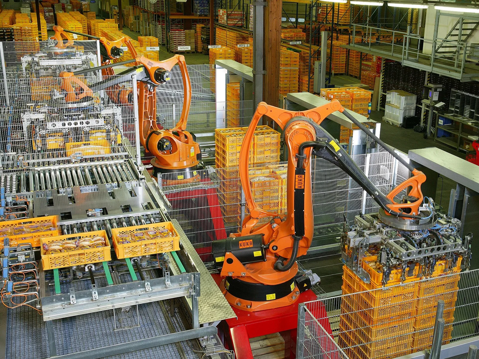 Línea robotizada de producción y paletizado de pan.
