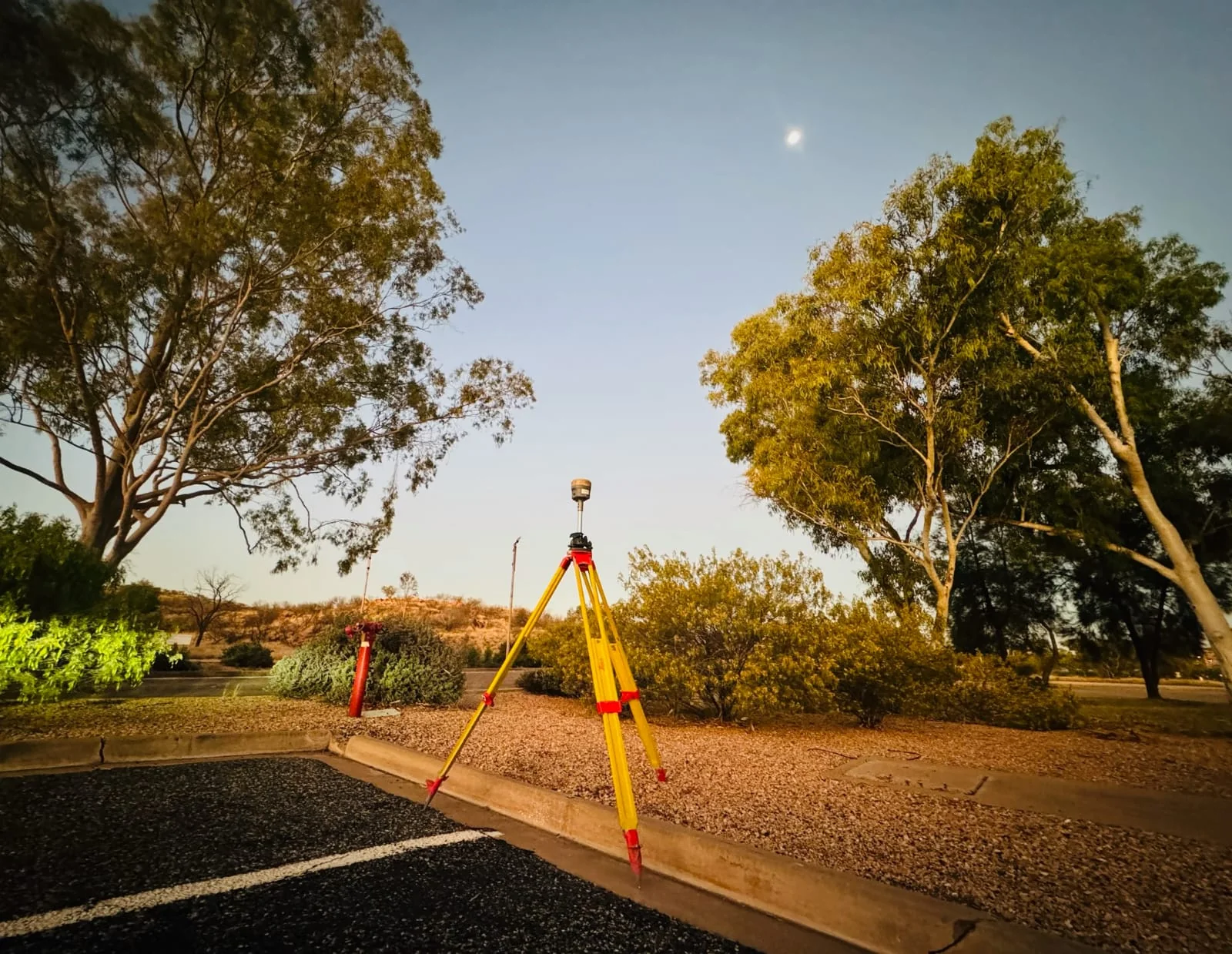 Receptor GNSS instalado al aire libre al anochecer.