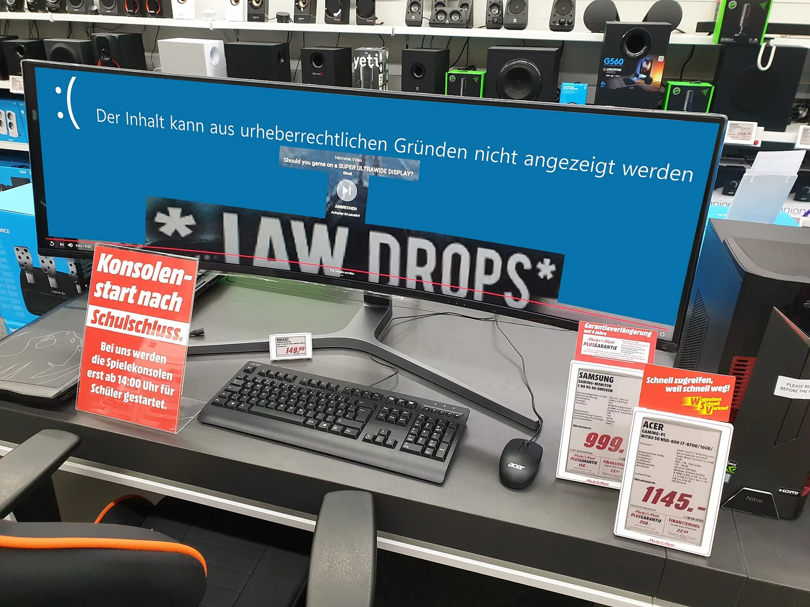 Monitor de videojuegos expuesto en una tienda.