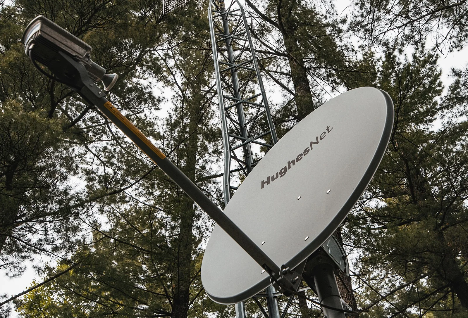 Antena HughesNet instalada junto a una vivienda.