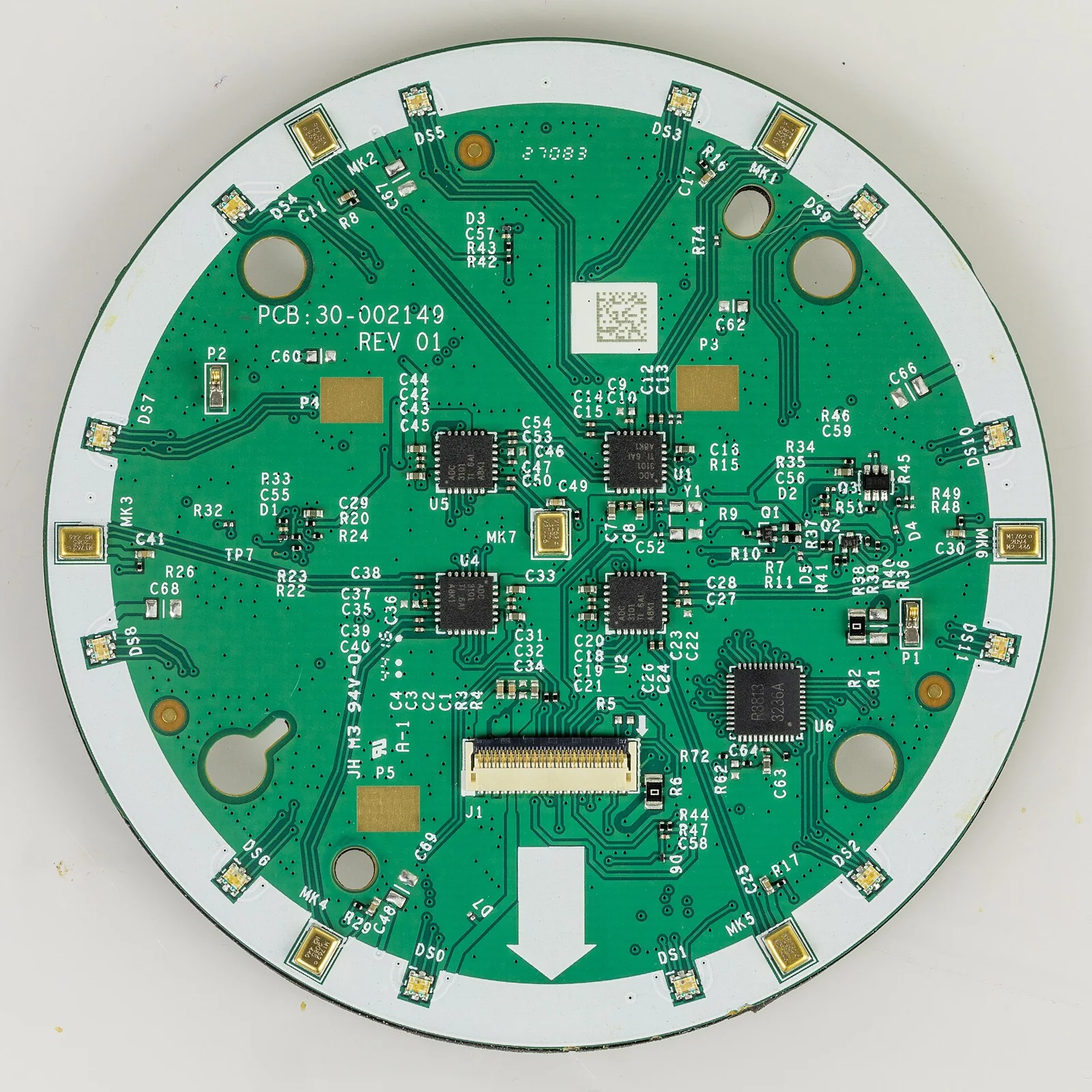 Placa de micrófonos y luces de un Amazon Echo Dot.