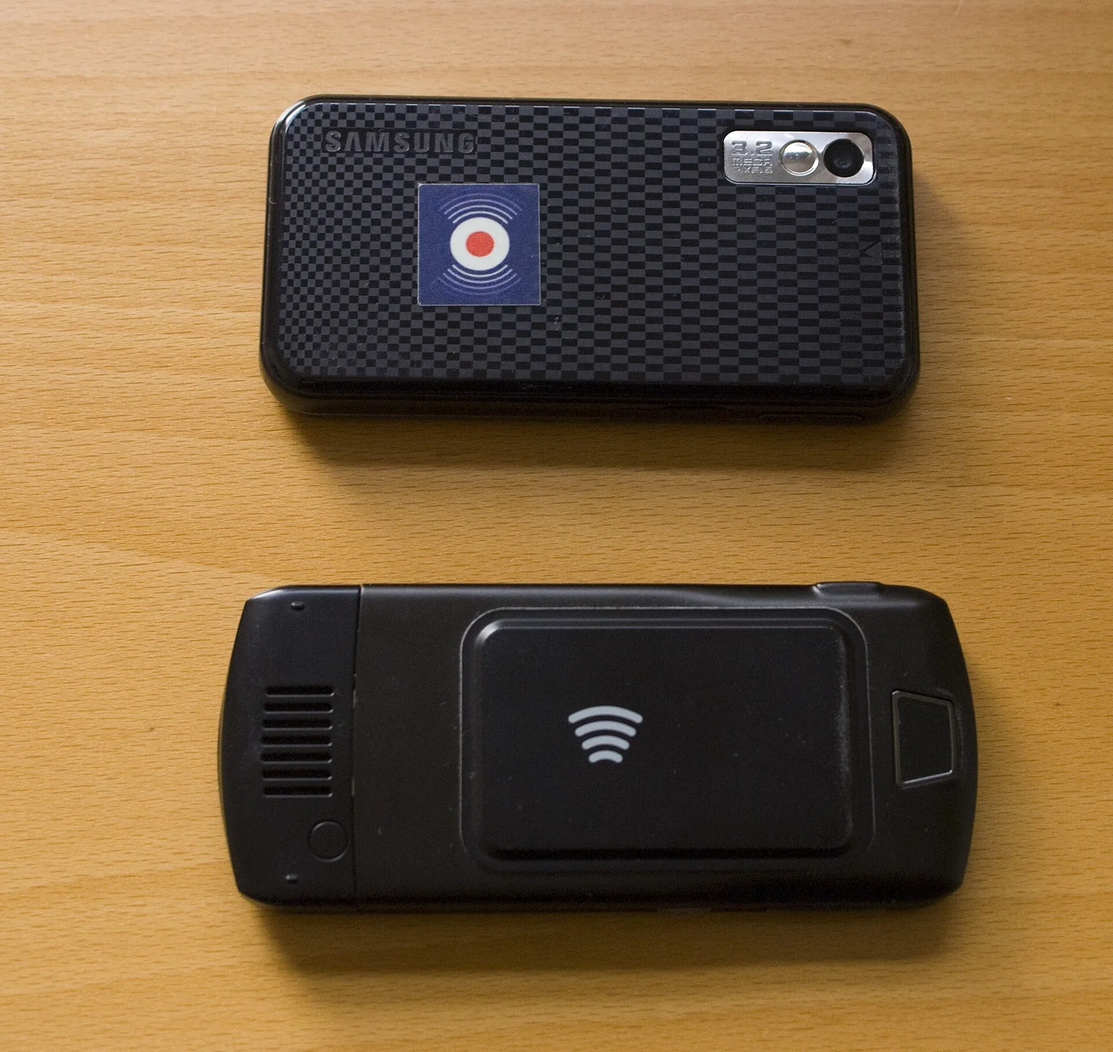 Dos teléfonos móviles con función NFC.