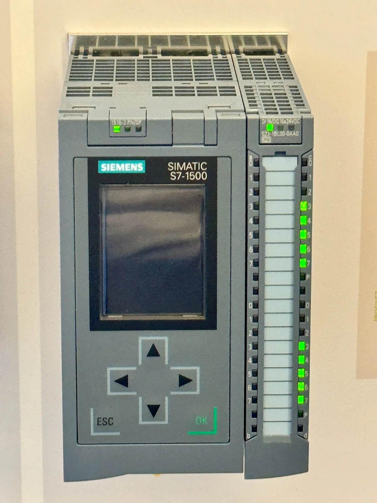 Controlador industrial de la familia Siemens SIMATIC.