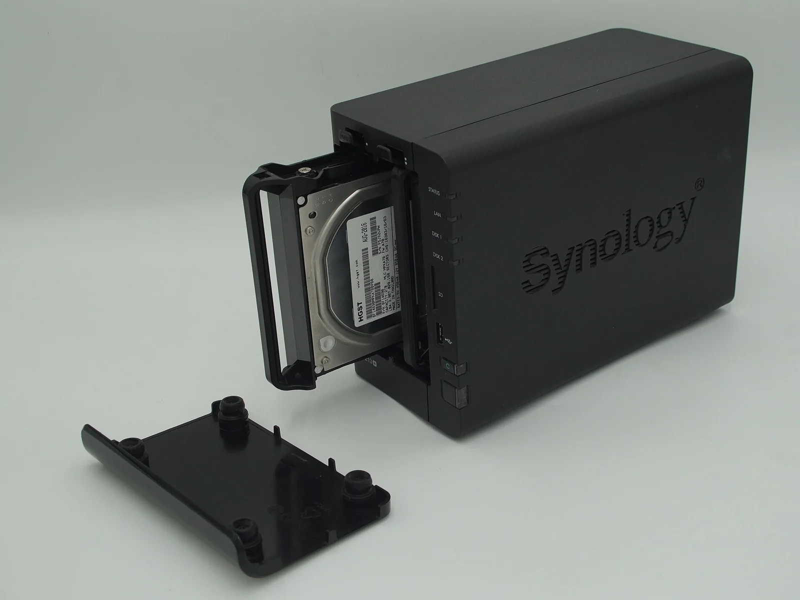 Equipo NAS Synology DS213+ con discos.
