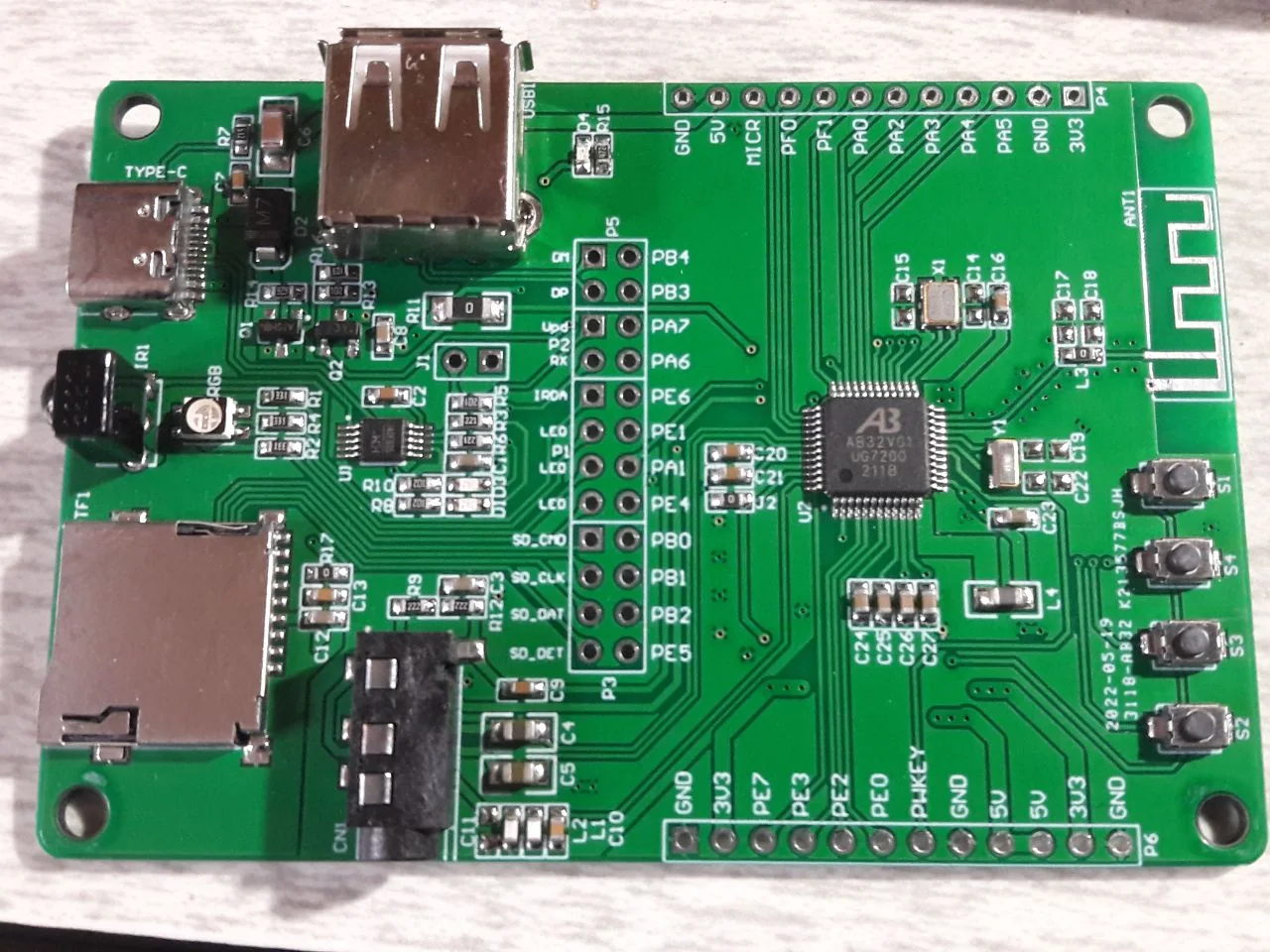 Placa de desarrollo con procesador RISC-V Bluetrum AB32VG1.
