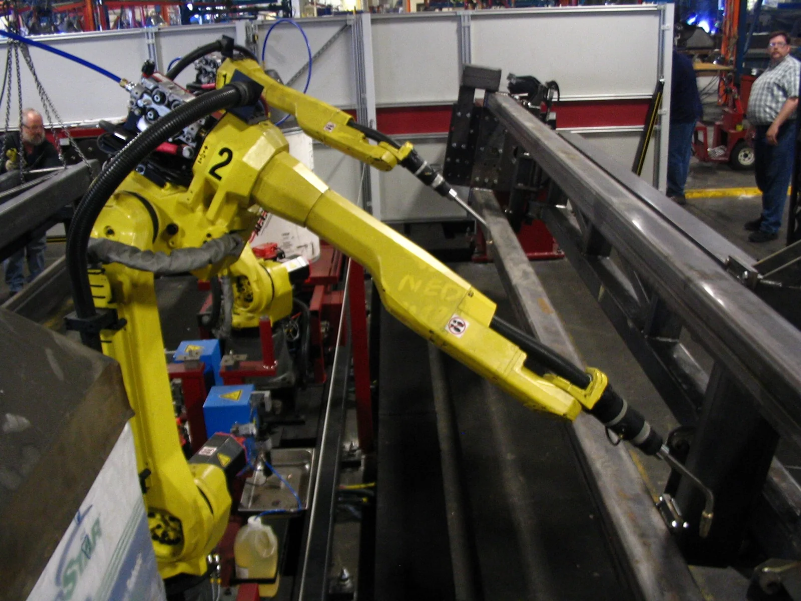 Robots industriales FANUC de seis ejes para soldadura.