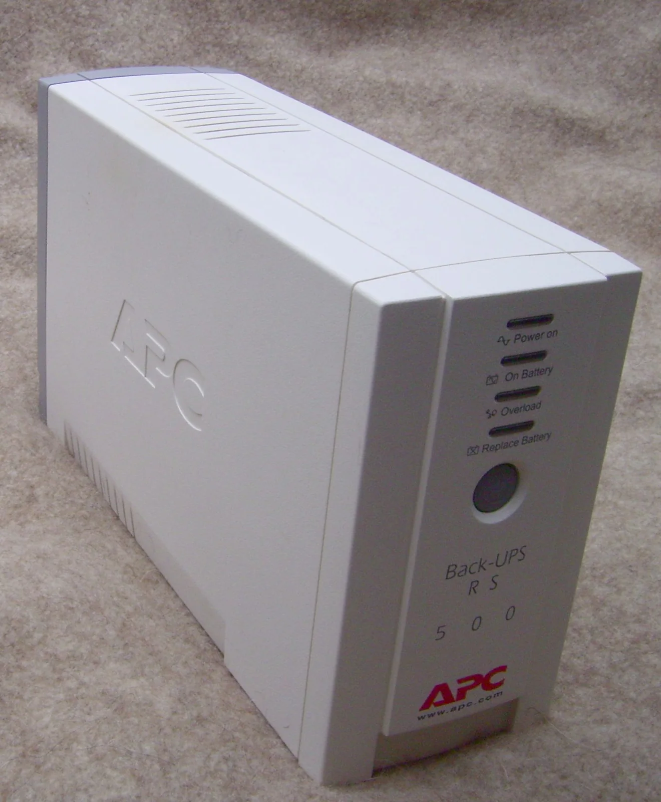 Sistema de alimentación ininterrumpida APC RS500.