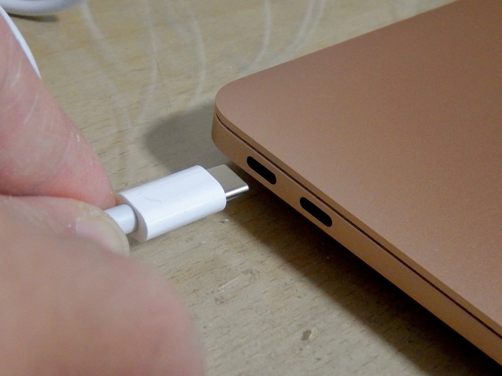 Conector y cable Thunderbolt 3 de un MacBook Air de 2020.