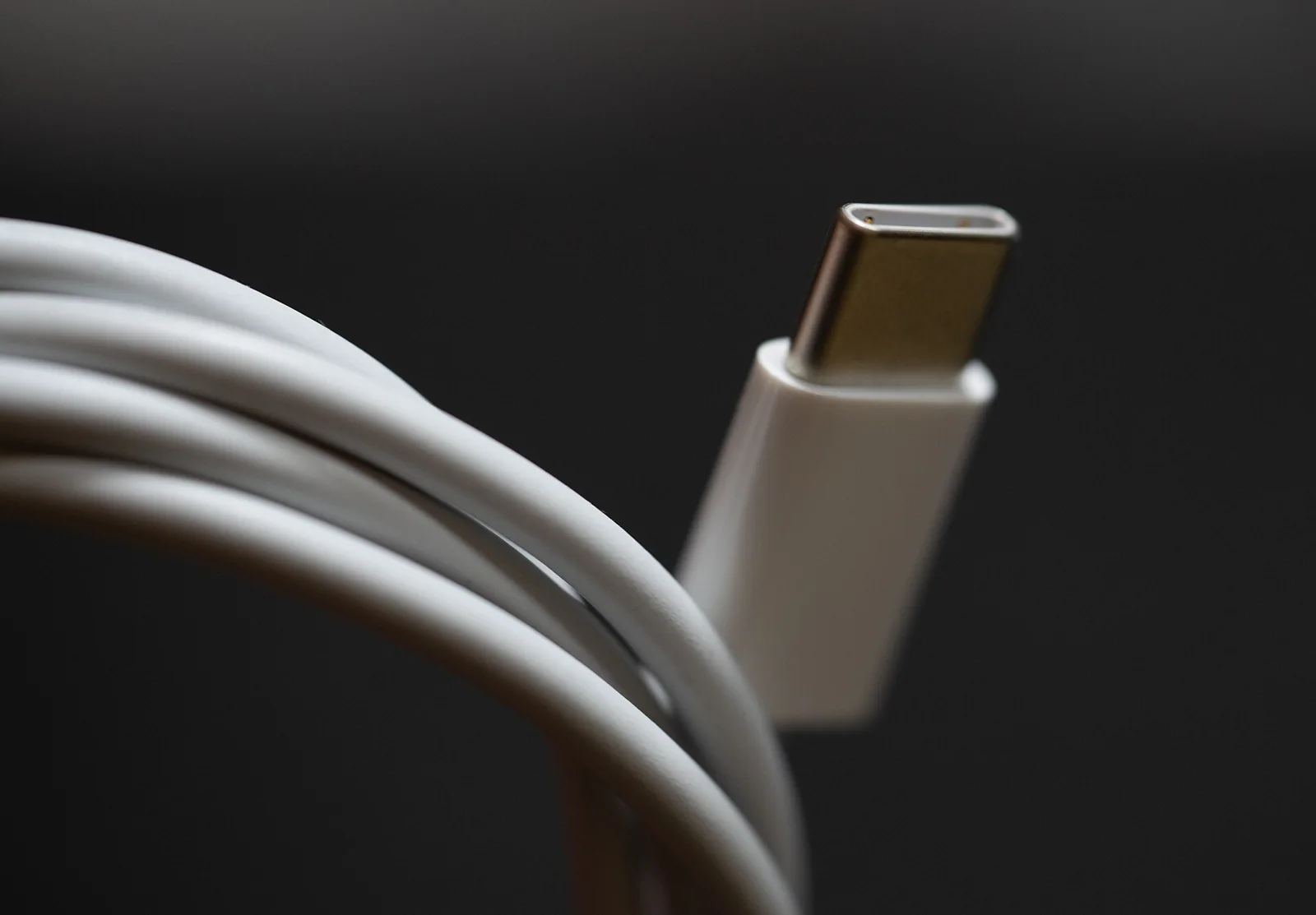 Cable con conector USB-C y adaptador de alimentación.