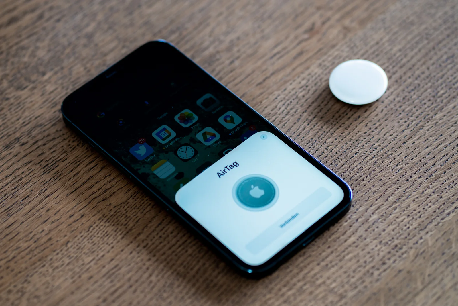 Dispositivo Apple AirTag durante su configuración.