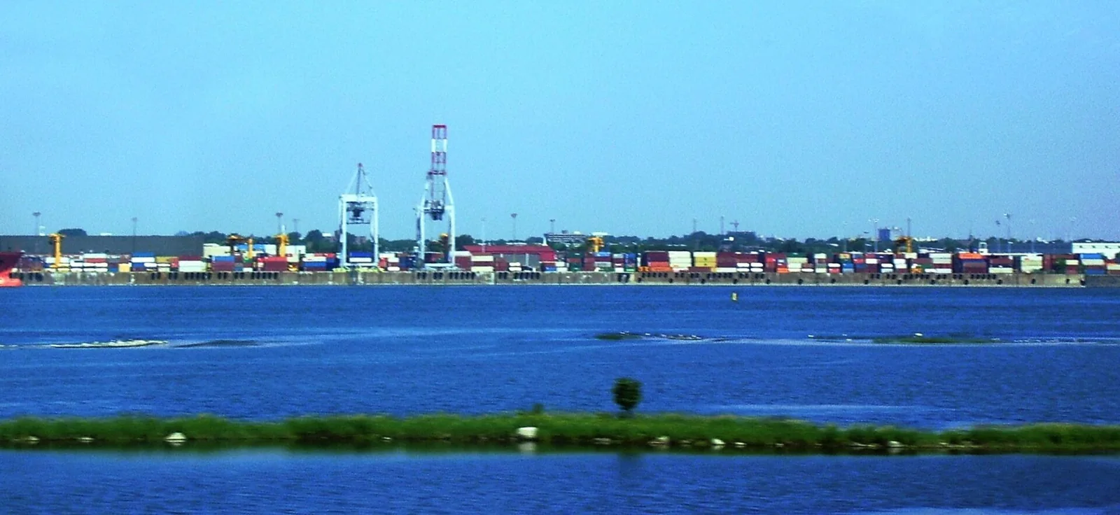 Vista del puerto de Montreal desde la otra orilla