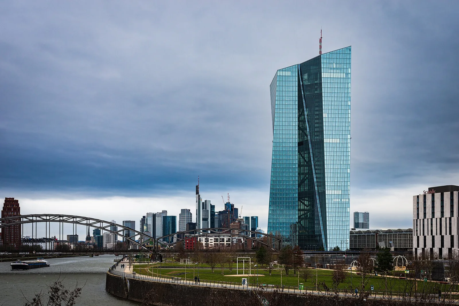Edificio del Banco Central Europeo junto al río en Fráncfort