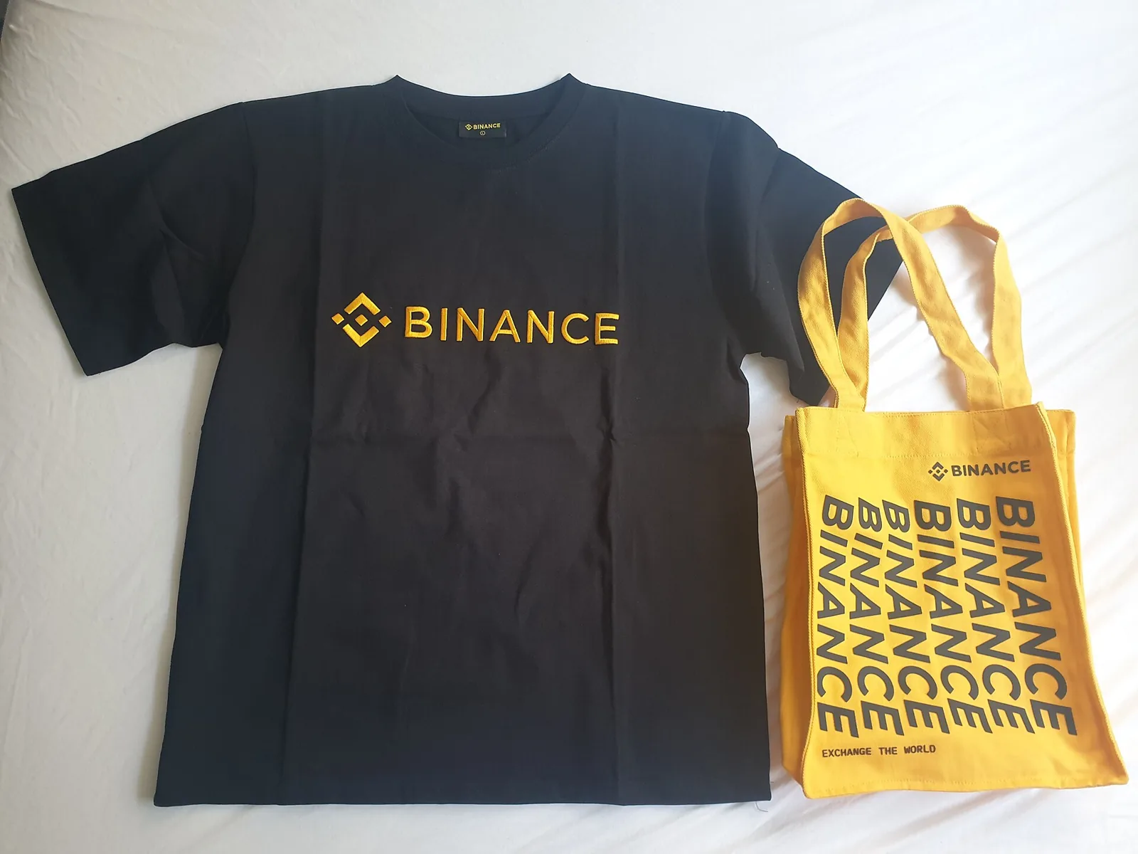 Camiseta y bolsa con la marca Binance en julio de 2022; archivo