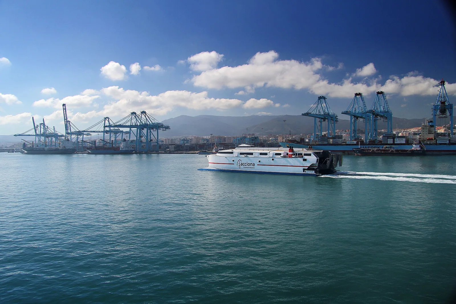 Grúas y contenedores en la terminal del puerto de Algeciras; archivo