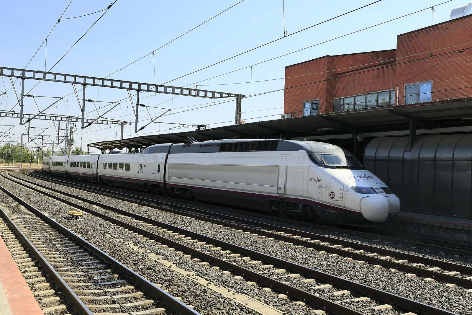 Estación de Puertollano con un tren de Renfe; archivo